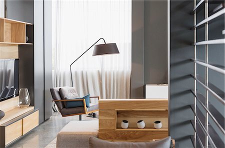 Chair and lamp in modern living room Photographie de stock - Premium Libres de Droits, Code: 6113-07565674