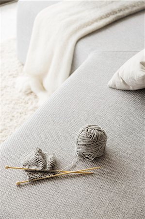 Knitting needles and ball of wool on sofa Stock Photo - Premium Royalty-Free, Code: 6113-07565682