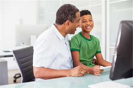 Grandfather and grandson using computer Foto de stock - Sin royalties Premium, Código: 6113-07565628