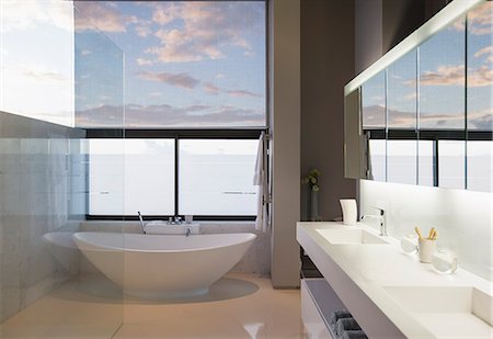 Soaking tub in modern bathroom Photographie de stock - Premium Libres de Droits, Code: 6113-07565771