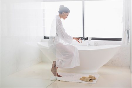 Woman in bathrobe preparing bath Photographie de stock - Premium Libres de Droits, Code: 6113-07565715