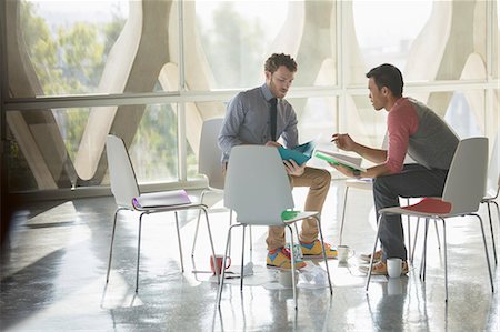 Creative businessmen brainstorming in circle of chairs Foto de stock - Sin royalties Premium, Código: 6113-07565844