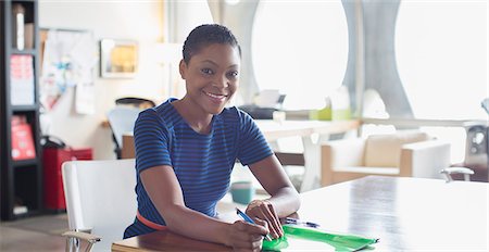 sonrisa - Portrait of confident businesswoman working at desk in sunny office Foto de stock - Sin royalties Premium, Código: 6113-07565879