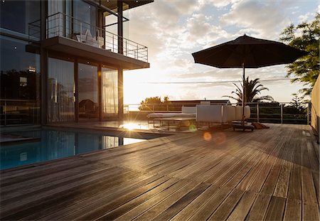 Sun behind luxury house with swimming pool Stock Photo - Premium Royalty-Free, Code: 6113-07565824