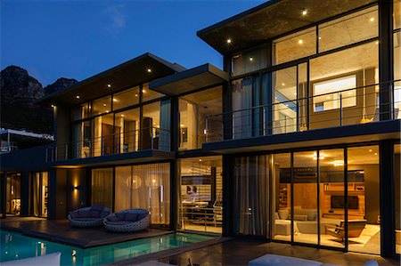 simsearch:649-06353376,k - Luxury house with swimming pool illuminated at night Photographie de stock - Premium Libres de Droits, Code: 6113-07565833