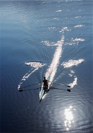 simsearch:6113-07588684,k - Man rowing on lake Stockbilder - Premium RF Lizenzfrei, Bildnummer: 6113-07588654