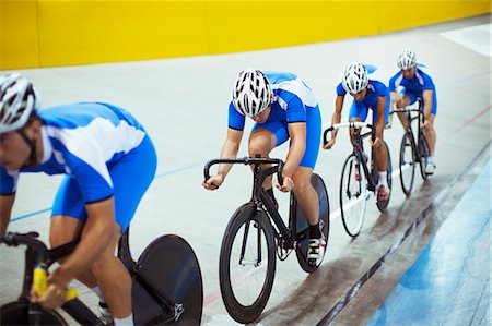 simsearch:6113-07730614,k - Track cycling team riding in velodrome Fotografie stock - Premium Royalty-Free, Codice: 6113-07588658