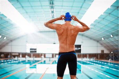 Swimmer adjusting goggles at poolside Foto de stock - Sin royalties Premium, Código: 6113-07588659