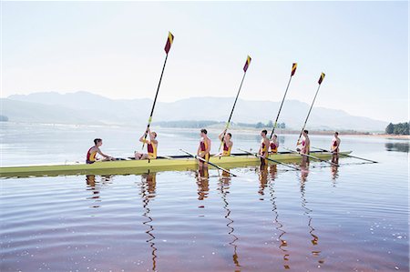 Rowing team with oars raised on lake Photographie de stock - Premium Libres de Droits, Code: 6113-07588663