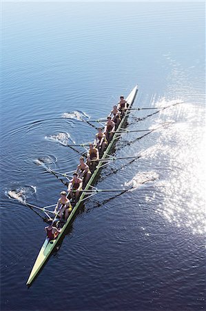 Rowing team rowing scull on lake Foto de stock - Sin royalties Premium, Código: 6113-07588678