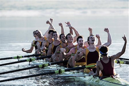 simsearch:6113-07310553,k - Rowing team celebrating in scull on lake Photographie de stock - Premium Libres de Droits, Code: 6113-07588684