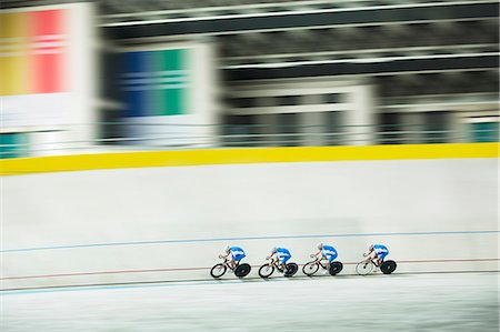 Track cycling team racing in velodrome Photographie de stock - Premium Libres de Droits, Code: 6113-07588752
