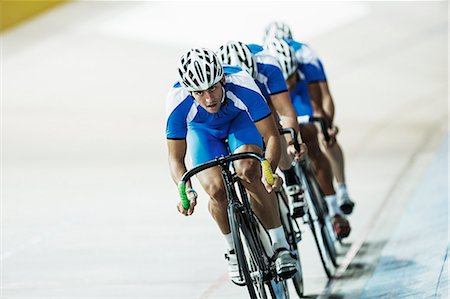 simsearch:6113-07588672,k - Track cycling team riding in velodrome Foto de stock - Sin royalties Premium, Código: 6113-07588755