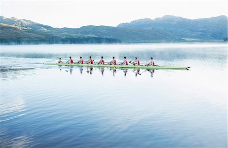 Rowing team rowing scull on lake Foto de stock - Sin royalties Premium, Código: 6113-07588761