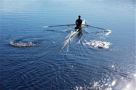 Man rowing scull on lake Photographie de stock - Premium Libres de Droits, Code: 6113-07588766