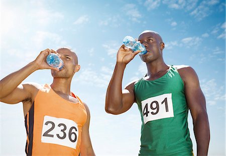 Runners drinking water on track Foto de stock - Sin royalties Premium, Código: 6113-07588776