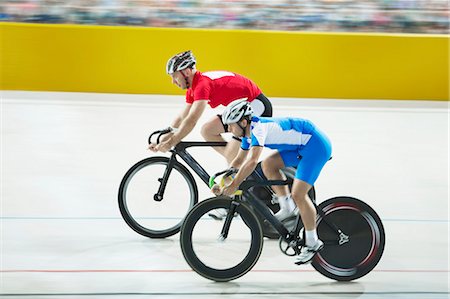 simsearch:6113-07588672,k - Track cyclists racing in velodrome Foto de stock - Sin royalties Premium, Código: 6113-07588715