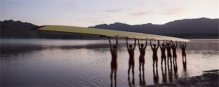 Rowing crew holding scull overhead in lake Photographie de stock - Premium Libres de Droits, Code: 6113-07588722