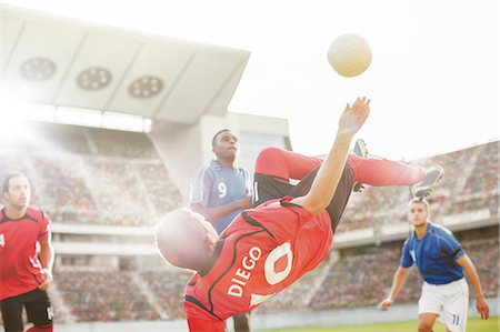 futbolista (hombre y mujer) - Soccer player kicking ball on field Foto de stock - Sin royalties Premium, Código: 6113-07588844