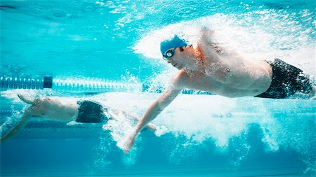 simsearch:6113-06754005,k - Swimmers racing in pool Photographie de stock - Premium Libres de Droits, Code: 6113-07588800