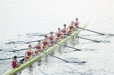 simsearch:6113-07588791,k - Rowing team rowing scull on lake Foto de stock - Sin royalties Premium, Código: 6113-07588805