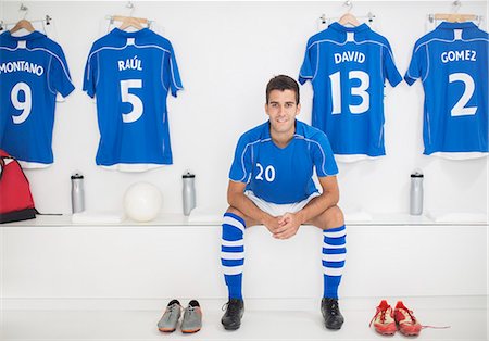 Soccer player sitting in locker room Photographie de stock - Premium Libres de Droits, Code: 6113-07588833