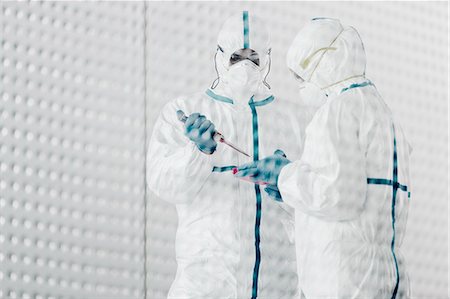 science lab man woman - Scientists in clean suits working in laboratory Foto de stock - Sin royalties Premium, Código: 6113-07588994