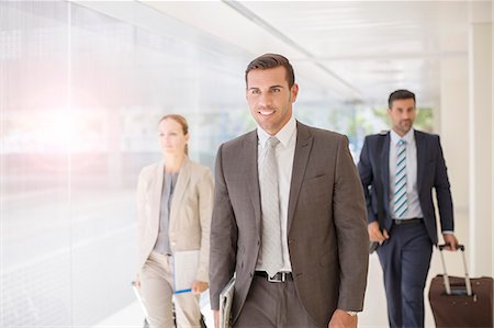 Business people walking in corridor Photographie de stock - Premium Libres de Droits, Code: 6113-07588908