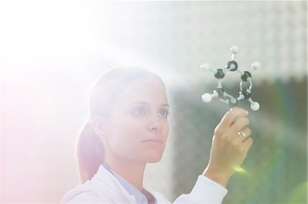 Scientist examining molecule model Photographie de stock - Premium Libres de Droits, Code: 6113-07589007