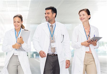 scientist clipboard - Doctors walking in hospital corridor Foto de stock - Sin royalties Premium, Código: 6113-07589014
