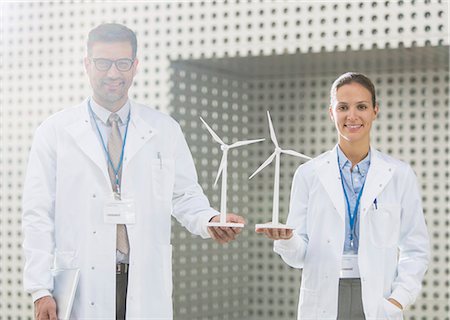 Portrait of scientists holding wind turbine models Photographie de stock - Premium Libres de Droits, Code: 6113-07589025