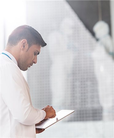 Doctor using digital tablet in hospital Photographie de stock - Premium Libres de Droits, Code: 6113-07589030