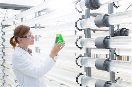 Scientist with beaker in greenhouse Photographie de stock - Premium Libres de Droits, Code: 6113-07589131