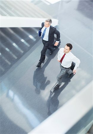 rushing - Businessmen with suitcases running in lobby Foto de stock - Sin royalties Premium, Código: 6113-07589262