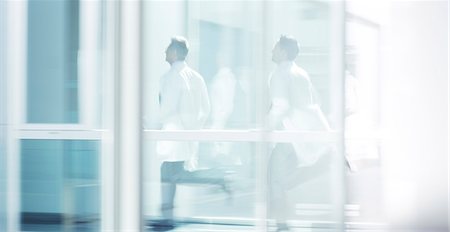 Doctors running in hospital corridor Stockbilder - Premium RF Lizenzfrei, Bildnummer: 6113-07589294
