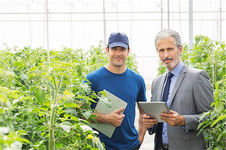 simsearch:649-03768999,k - Portrait of confident business owner and worker in greenhouse Photographie de stock - Premium Libres de Droits, Code: 6113-07589218