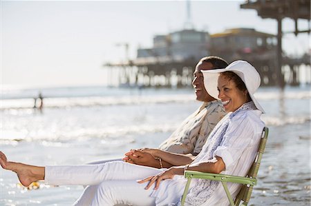 première nation (homme et femme) - Couple relaxing in lawn chairs on beach Photographie de stock - Premium Libres de Droits, Code: 6113-07589341