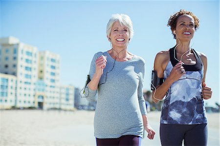 Senior women jogging outdoors Stockbilder - Premium RF Lizenzfrei, Bildnummer: 6113-07589372