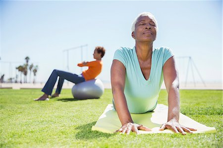 Women practicing yoga in sunny park Foto de stock - Sin royalties Premium, Código: 6113-07589390