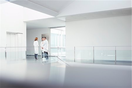 Doctors talking in hospital corridor Foto de stock - Sin royalties Premium, Código: 6113-07589301