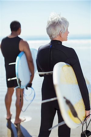 Senior couple with surfboards on beach Foto de stock - Sin royalties Premium, Código: 6113-07589332