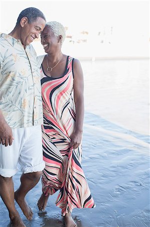 Senior couple walking barefoot on beach Stockbilder - Premium RF Lizenzfrei, Bildnummer: 6113-07589476