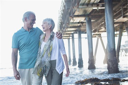 Senior couple laughing near pier at beach Foto de stock - Sin royalties Premium, Código: 6113-07589478