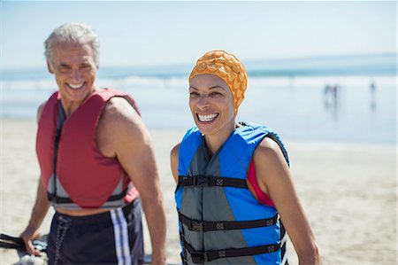 spaß - Enthusiastic couple in life jackets on beach Stockbilder - Premium RF Lizenzfrei, Bildnummer: 6113-07589493