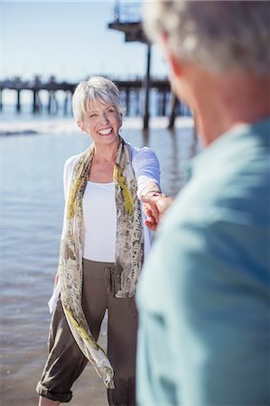 simsearch:6113-07589328,k - Senior couple holding hands on beach Stock Photo - Premium Royalty-Free, Code: 6113-07589494