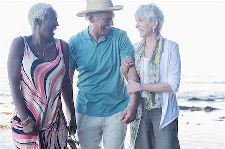 Senior friends walking on beach Foto de stock - Sin royalties Premium, Código: 6113-07589408