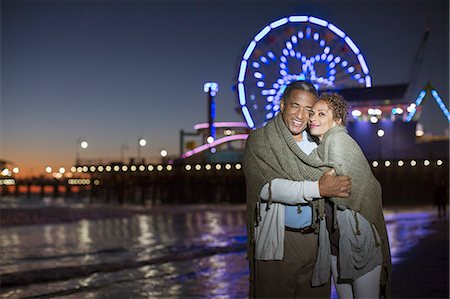 simsearch:6113-07589441,k - Couple hugging on beach at night Stockbilder - Premium RF Lizenzfrei, Bildnummer: 6113-07589419