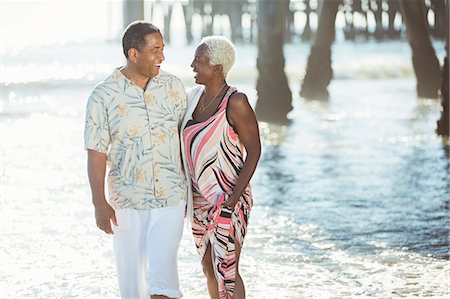 simsearch:6113-07589333,k - Senior couple walking on sunny beach Foto de stock - Royalty Free Premium, Número: 6113-07589428