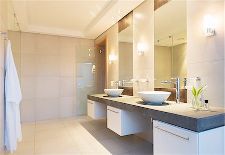 simsearch:6113-06898748,k - Modern bathroom Foto de stock - Sin royalties Premium, Código: 6113-07589543