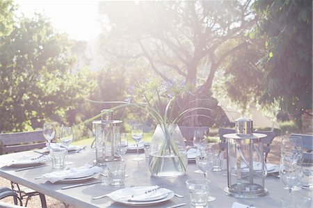 Place settings on sunny patio table Stock Photo - Premium Royalty-Free, Code: 6113-07589544